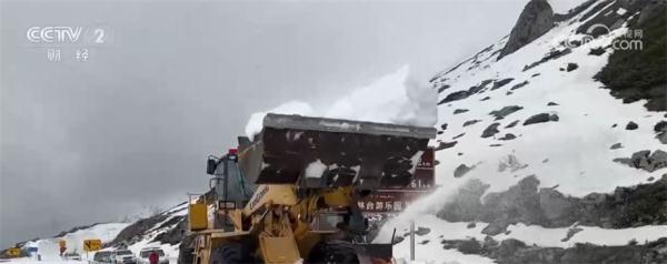 新疆相关部门抢抓除雪进度 争取独库公路早日恢复通车