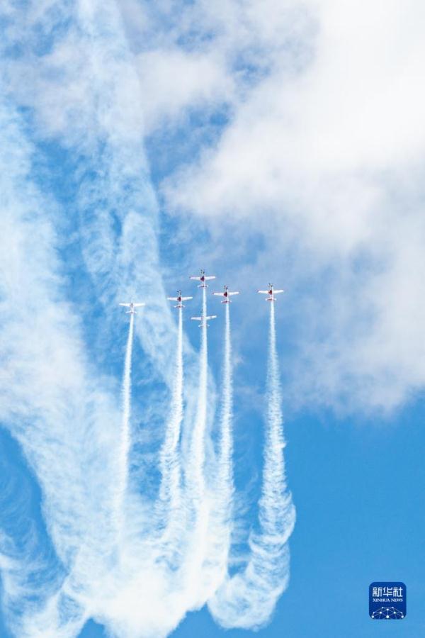 兰卡威国际海事和航空展上演特技飞行表演