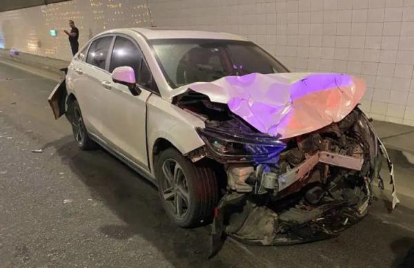 碰擦事故现场女子没有意识到危险下一秒差点进了鬼门关