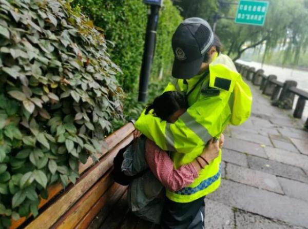 女子带着哭腔问哪里有水，民警发现异常跟上去后