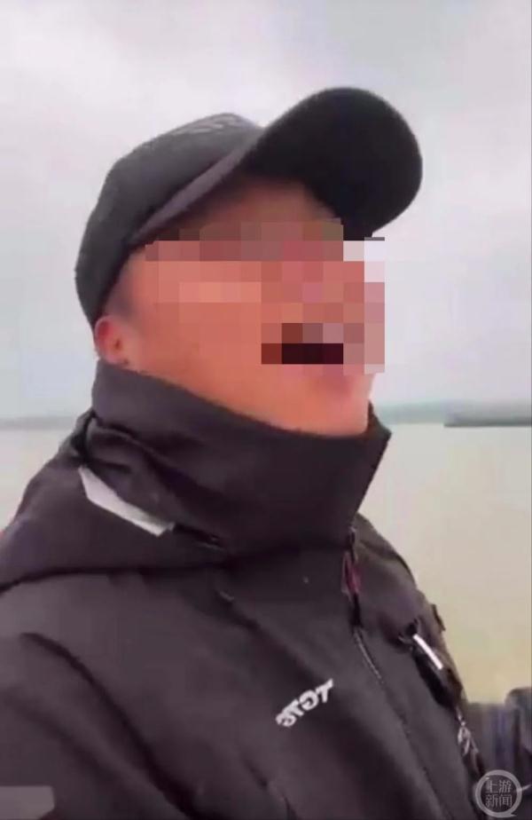 钓鱼主播“小山哥”用九钩鱼竿在长江钓鱼,刑拘! 钓鱼主播“小山哥”用九钩鱼竿在长江钓鱼,刑拘!