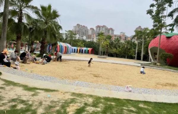 吓人!公园惊现眼镜蛇吓坏游客,园方提醒…… 吓人!公园惊现眼镜蛇吓坏游客,园方提醒……