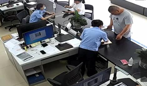 一眼思念三十年，他在户籍窗口前，不舍挪开视线