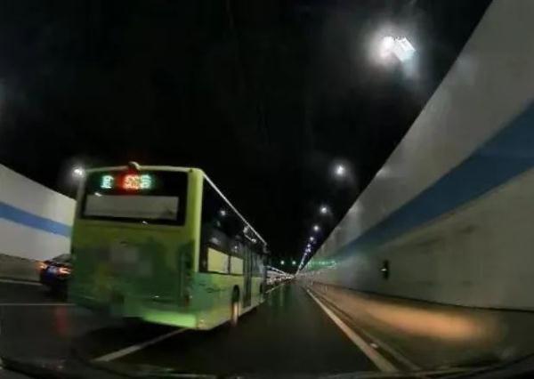 举报！公交车在海湾隧道内“任性”压实线变道超车，结果……
