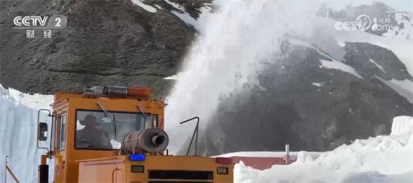新疆相关部门抢抓除雪进度 争取独库公路早日恢复通车