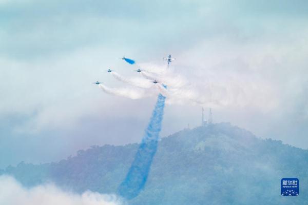 兰卡威国际海事和航空展上演特技飞行表演