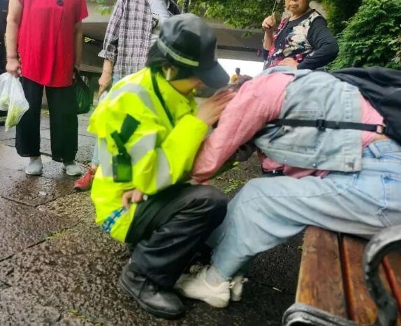 女子带着哭腔问哪里有水，民警发现异常跟上去后