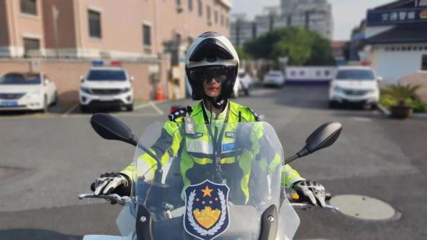 女子带着哭腔问哪里有水，民警发现异常跟上去后