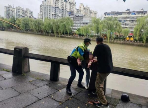 女子带着哭腔问哪里有水，民警发现异常跟上去后