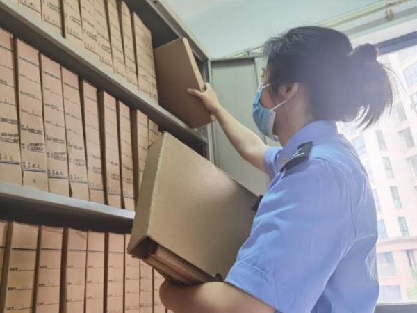 一眼思念三十年，他在户籍窗口前，不舍挪开视线