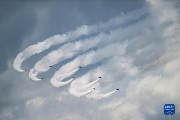 兰卡威国际海事和航空展上演特技飞行表演