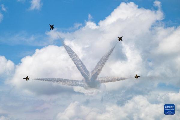 兰卡威国际海事和航空展上演特技飞行表演