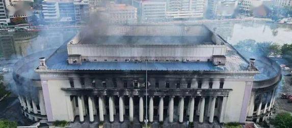 最高级别火警!菲律宾中央邮局大楼失火,持续燃烧30多个小时 最高级别火警!菲律宾中央邮局大楼失火,持续燃烧30多个小时