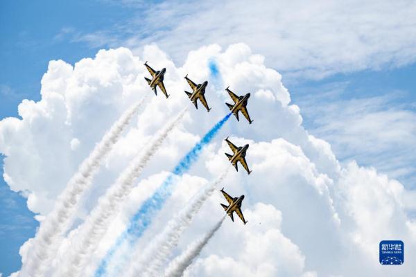 兰卡威国际海事和航空展上演特技飞行表演