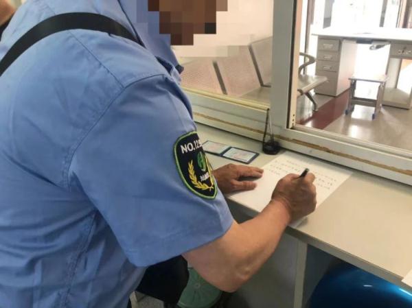 举报！公交车在海湾隧道内“任性”压实线变道超车，结果……