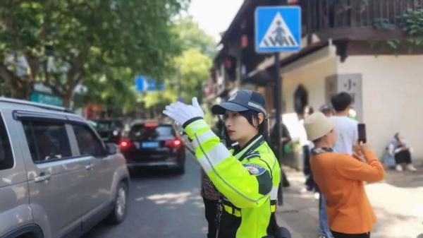 女子带着哭腔问哪里有水，民警发现异常跟上去后