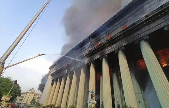 最高级别火警!菲律宾中央邮局大楼失火,持续燃烧30多个小时 最高级别火警!菲律宾中央邮局大楼失火,持续燃烧30多个小时