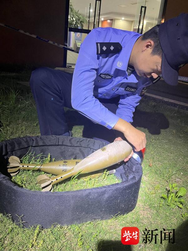 老人拾到两枚炮弹当“宝贝”，保存了10年被家人发现后报警