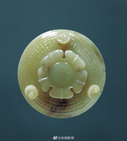 这只汉代和田玉酒杯贵气感十足