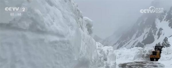 新疆相关部门抢抓除雪进度 争取独库公路早日恢复通车