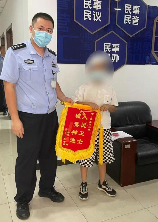 这锦旗是收下还是……吃掉？