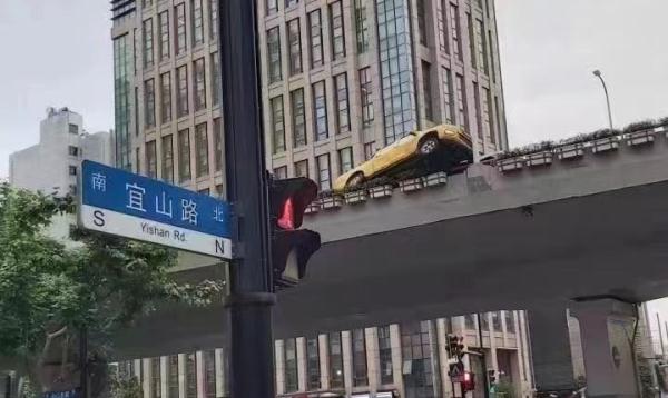 杂技表演啊?高架桥上车辆“斗气”骑上护栏 杂技表演啊?高架桥上车辆“斗气”骑上护栏