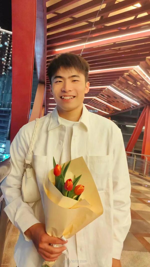 记住这个24岁的研究生小伙，他让4人重获新生