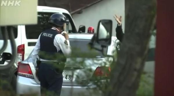 日媒:长野县一男子持霰弹枪与警察对峙后逃亡,已致包括警察多人受伤 日媒:长野县一男子持霰弹枪与警察对峙后逃亡,已致包括警察多人受伤