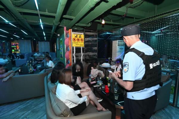 这些“大众舞厅”的擦边交易,可能就藏在你家小区附近 这些“大众舞厅”的擦边交易,可能就藏在你家小区附近