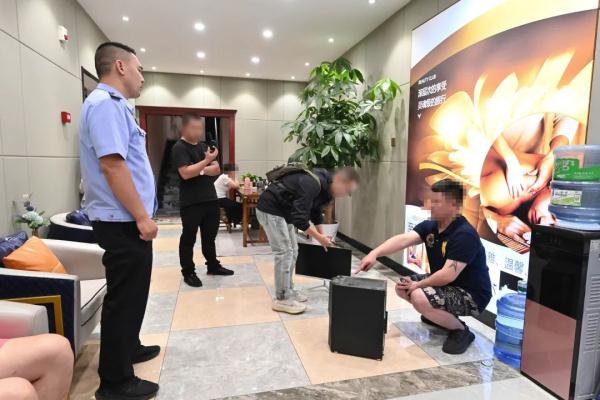 这些“大众舞厅”的擦边交易,可能就藏在你家小区附近 这些“大众舞厅”的擦边交易,可能就藏在你家小区附近