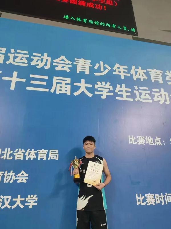 记住这个24岁的研究生小伙，他让4人重获新生