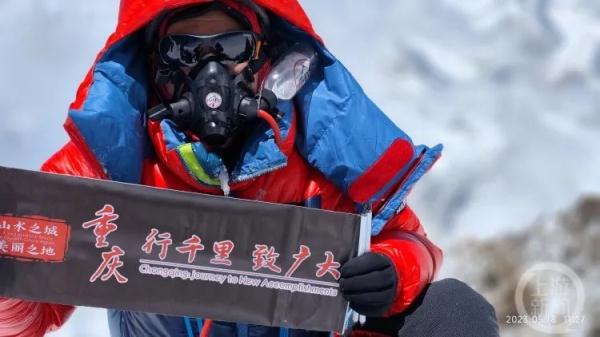 为梦想拼了命！那个本来只能坐轮椅的重庆小伙，真的登顶了珠峰