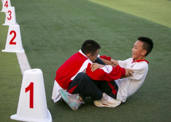 追光|这个中学不一般：运动会比射箭 一个班种一块田