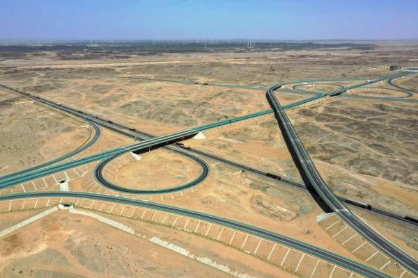 戈壁荒漠中的这条高速公路，预计6月底建成通车！