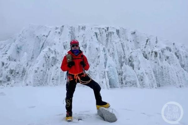 为梦想拼了命！那个本来只能坐轮椅的重庆小伙，真的登顶了珠峰