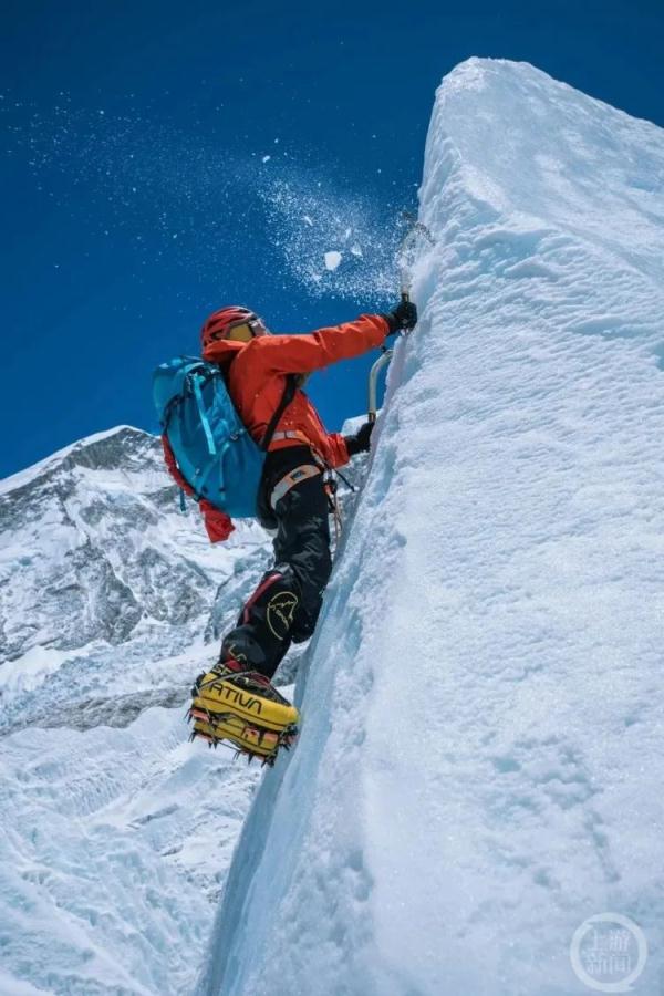 为梦想拼了命！那个本来只能坐轮椅的重庆小伙，真的登顶了珠峰