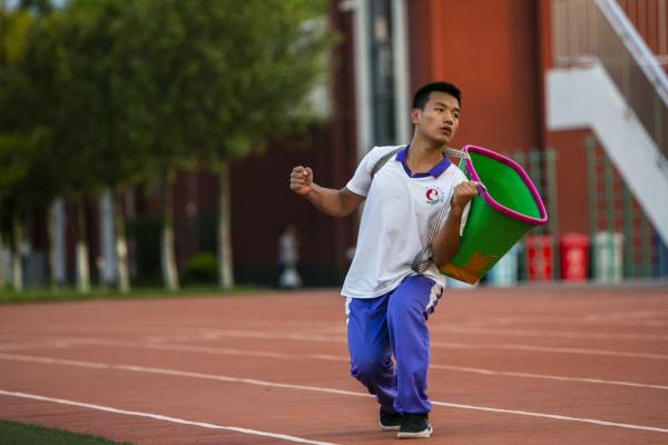 追光|这个中学不一般：运动会比射箭 一个班种一块田