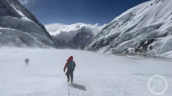 为梦想拼了命！那个本来只能坐轮椅的重庆小伙，真的登顶了珠峰