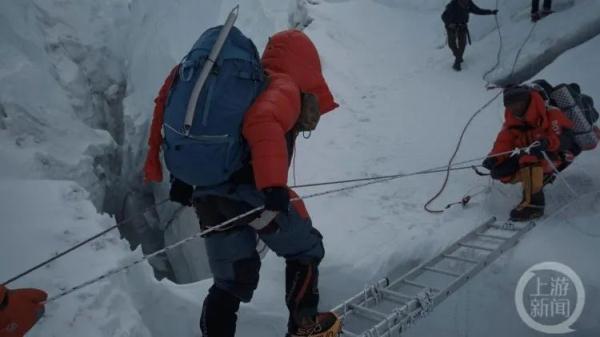 为梦想拼了命！那个本来只能坐轮椅的重庆小伙，真的登顶了珠峰
