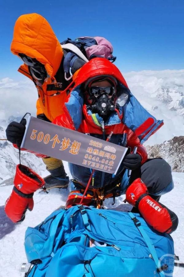 为梦想拼了命！那个本来只能坐轮椅的重庆小伙，真的登顶了珠峰