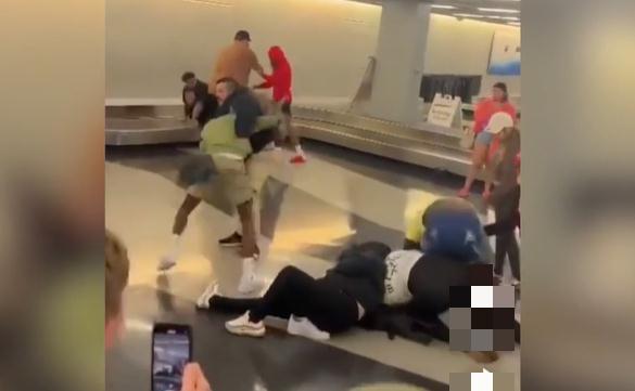 美国芝加哥机场十余人斗殴互扯头发在地上打滚2人被捕