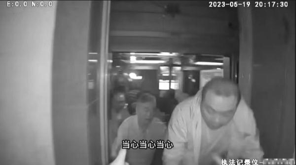 惊险!电梯突发故障 8名群众被困 惊险!电梯突发故障 8名群众被困