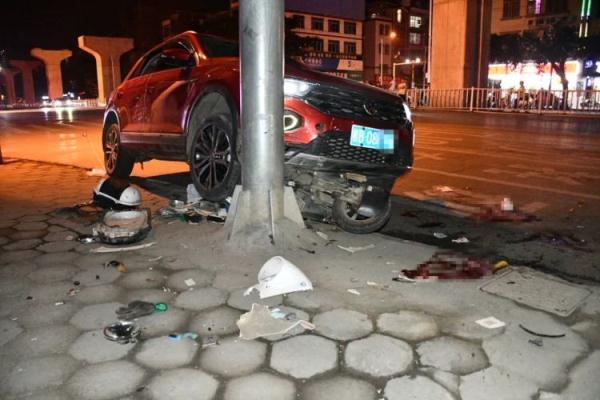 教训惨痛！柳州一电动车深夜被小车撞散架，两方司机涉嫌……