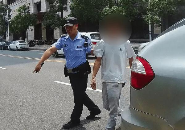 多块电动自行车电池被盗,警方揪出“黑手”! 多块电动自行车电池被盗,警方揪出“黑手”!