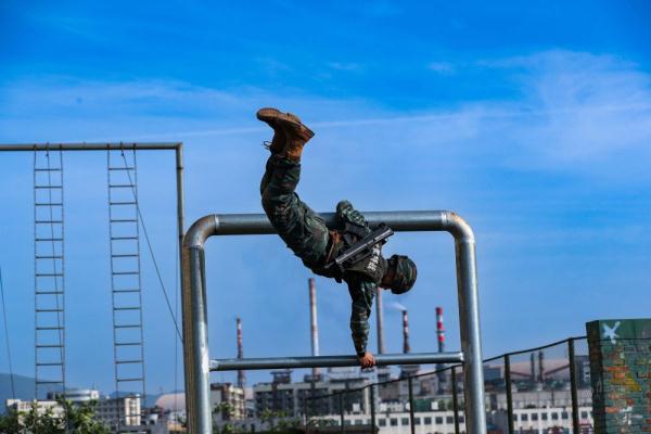 热血练兵场|武警特战队员开展多课目训练 提升遂行任务能力 热血练兵场|武警特战队员开展多课目训练 提升遂行任务能力
