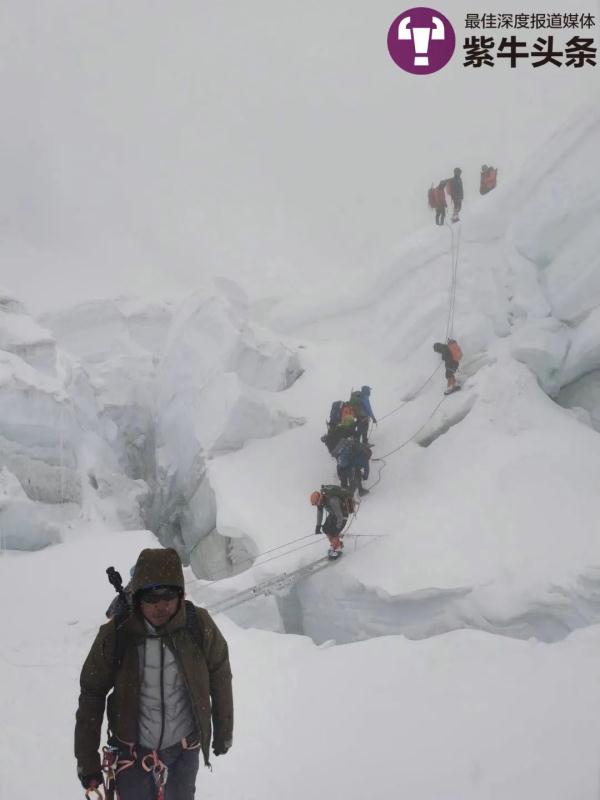 距珠峰顶还有不到400米,两位攀登者为救人放弃登顶珠峰 距珠峰顶还有不到400米,两位攀登者为救人放弃登顶珠峰