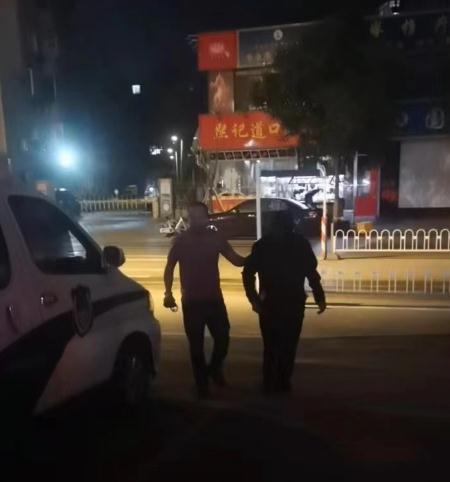 凌晨沈阳街头，92岁老人独自在溜达！俩热心的哥出手了