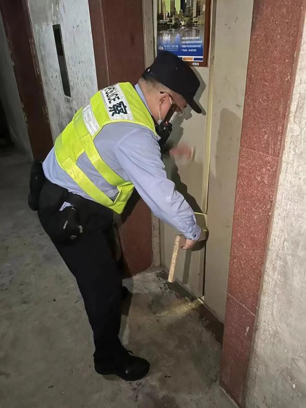 惊险!电梯突发故障 8名群众被困 惊险!电梯突发故障 8名群众被困