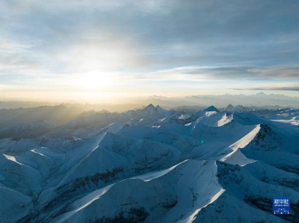 天空之眼瞰珠峰：在海拔数千米高空远眺珠峰，是什么样的体验？