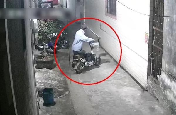 多块电动自行车电池被盗,警方揪出“黑手”! 多块电动自行车电池被盗,警方揪出“黑手”!